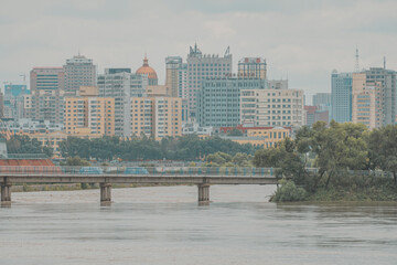Obraz premium Beautiful view of modern high buildings and a bridge over the lake