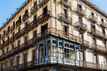 Fototapeta na wymiar Jugenstil Balkon an einer Hausfassade im Stadtteil El Born von Barcelona
