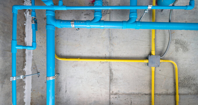 The water pipe system, wastewater pipes and electrical wiring are neatly installed under the ceiling.