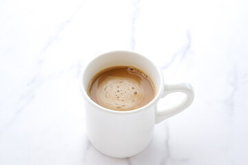 朝のひとときにぴったりのカフェ・オ・レは、ミルクをたっぷり入れたコーヒー
