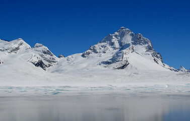 Eislandschaft mit Schneebedeckten Bergen - 780523950