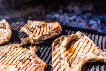 Côtes de porc cuites au grill sur barbecue