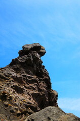 青空を見つめる大きな岩