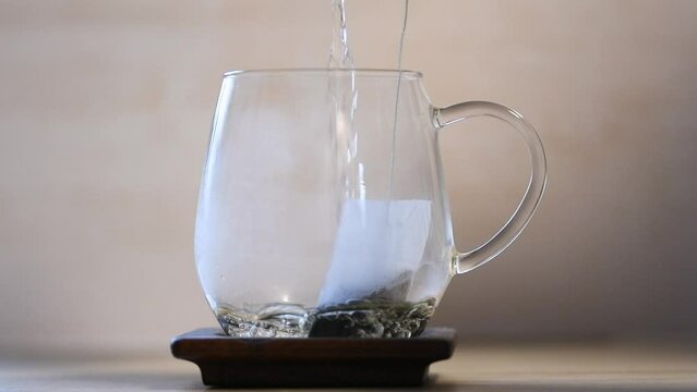 透明なティーカップに紅茶を淹れる