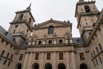 Fototapeta premium Regal Statues Overlooking the Main Courtyard of El Escorial