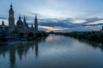 Naklejka premium Basilica del Pilar by the River at Dusk, Zaragoza