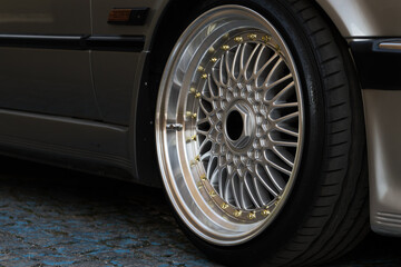 Vintage style alloy car wheel