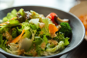 カフェで提供された彩り豊かなサラダの写真