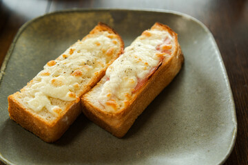 カフェで提供された美味しそうなハムチーズトーストの写真