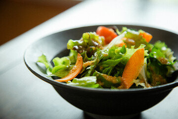 カフェで提供された彩り豊かなサラダの写真