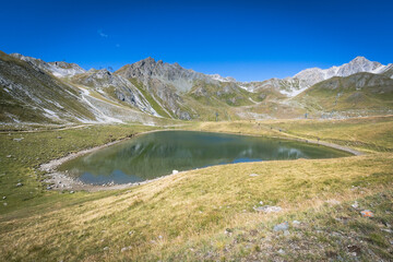 Situés au-dessus de Tignes, les Lacs du Chardonnet offrent une promenade agréable et facile pour les amoureux de la montagne dans les Alpes en Haute tarentaise, massif de la Vanoise en Savoie.
