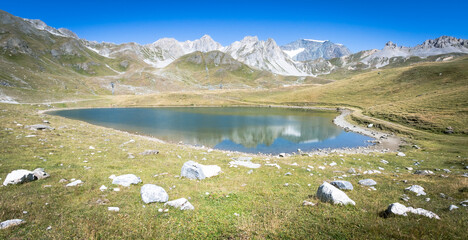Situés au-dessus de Tignes, les Lacs du Chardonnet offrent une promenade agréable et facile pour les amoureux de la montagne dans les Alpes en Haute tarentaise, massif de la Vanoise en Savoie.