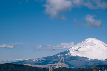 少し雪をかぶった富士山