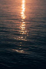 海面に夕陽が写っている