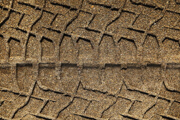 デザイン的な砂浜のタイヤ跡