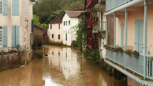 Bonitas casas antiguas al borde de un rio en Francia