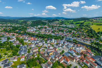 Fototapeta na wymiar Die niederbayerische Kreisstadt Regen im Bayerischen Wald im Luftbild