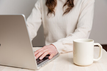 ノートパソコンを使う女性