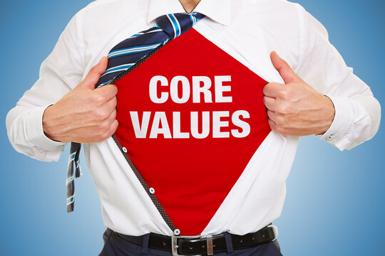 Geschäftsmann zeigt Slogan Core Values unter seinem Hemd