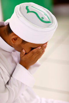 Muslim man praying, Jamiul Azhar Mosque, Vietnam, Indochina, Southeast Asia