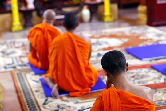 Buddhist monks praying to the Buddha, Munirensay Buddhist Temple, Can Tho, Vietnam, Indochina, Southeast Asia