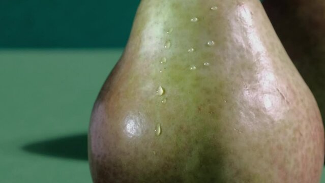 Primo piano di pera su sfondo verde 
