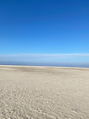Fototapeta na wymiar 快晴の青空と白い砂浜