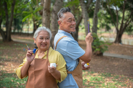 Elderly men and women doing activities in the park Use a paintbrush to paint pottery. Learn the art of treating depression. The concept of depression in the elderly