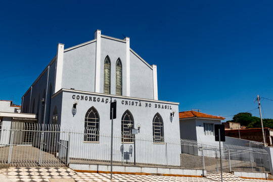Torre Imponente da Congregação Cristã no Brasil (CCB) na Vila Haro, Sorocaba, SP- Testemunho de Fé e Identidade Religiosa na Paisagem Urbana Brasileira 