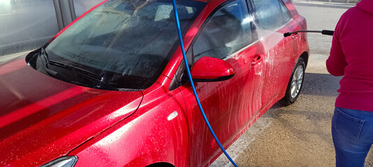 gros plan sur le lavage d'une voiture dans une station de lavage de voiture - 780648992