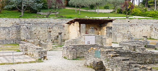 Vestige romain - Site Antique de Puymin, ville de Vaison la Romaine (Vaucluse, France) - obrazy, fototapety, plakaty