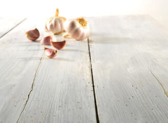 Pizza Knoblauch, Knoblauchzehen, Knolle, Gewürz, helles Holz,