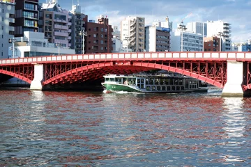 Fotobehang 隅田川にかかる吾妻橋と水上バス © yuuichi