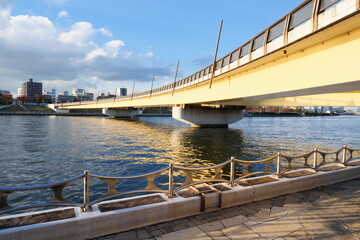 隅田川にかかる桜橋と遊歩道