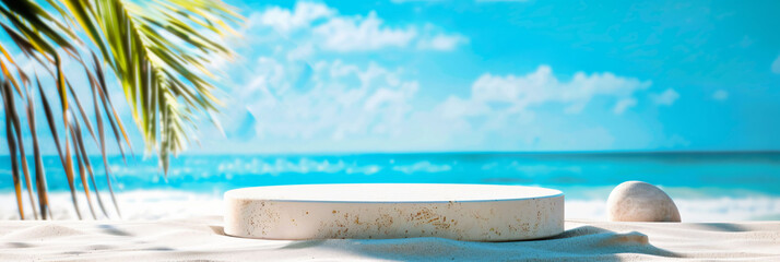 Présentoir devant un arrière plan de plage paradisiaque, été, vacances, produit de beauté, cosmétique