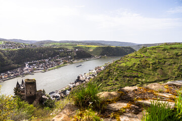 Fototapeta na wymiar Aussichtspunkt Sankt Goarshausen-Heide, Burg Katz, Patersberg, Tal der Loreley, April 2024