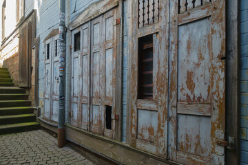 Morbide alte Holzfensterläden, Altstadt Gasse, schräge Ansicht