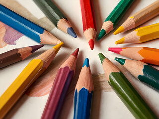 Naklejka premium Different colored pencils on white paper for coloring.