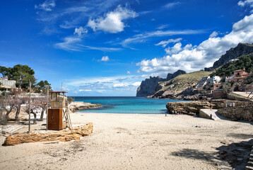 Typische Bucht und Strand in Mallorca mit Blick auf das Meer