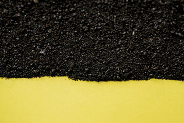 Schwarzer Sand auf Sonnengelb - obrazy, fototapety, plakaty