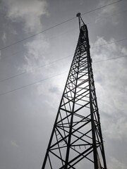 torre elettrica presa dal basso con sole che illumina da dietro © Purple