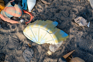 des déchets échoués sur la plage sur la corniche de Dakar au Sénégal en Afrique