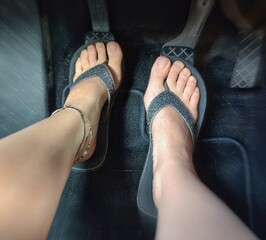 Fusansicht - Frau mit flip flops im Auto beim bremsen