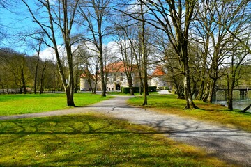 Obraz premium Trail leading through a park in front of Otečec castle in Dolenjska, Slovenia