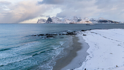 sanft treffen die Wellen auf den Strand bei Storsandnes, winter auf den Lofoten, Drohnenaufnahme...