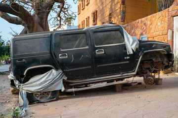 épave de voiture dans la ville de Dakar au Sénégal en Afrique