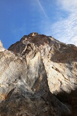 Acantilado rocoso en la montaña