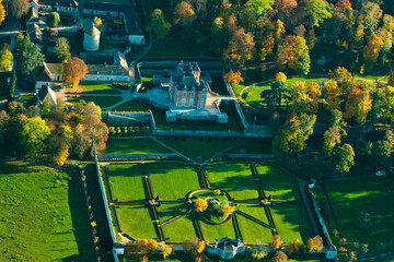 vue aérienne du château de Rosay dans les Yvelines en France - 780744395