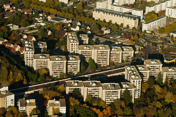 vue aérienne de la ville des Mureaux en région parisienne  - 780744586