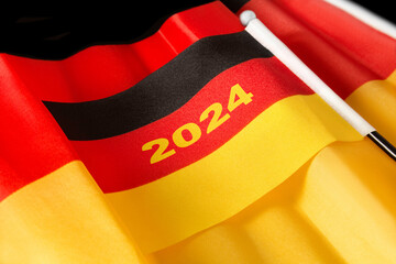 Deutsche Flagge schwarz rot gold   2024 - 780747342